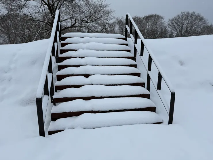 積雪基本上與石垣一樣高了。