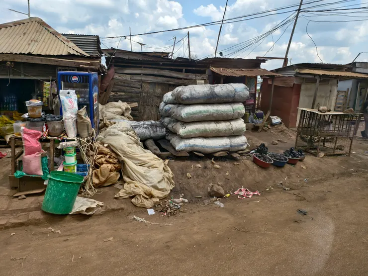 市集賣煤炭的小店,有大包裝,也有散裝。