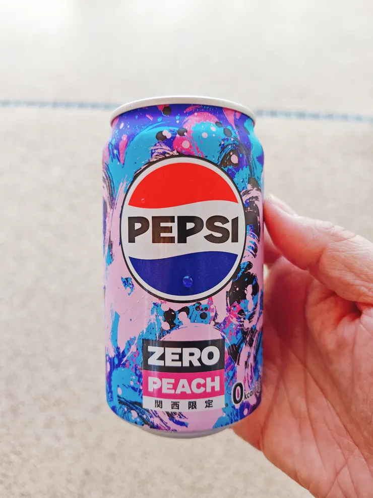 從自動販賣機買罐可樂