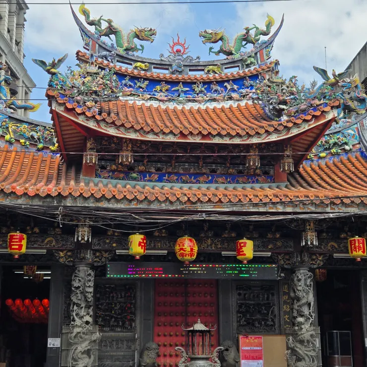 武聖廟大門無門神（因關公武勇），飾以108顆金色門釘，象徵吉數。