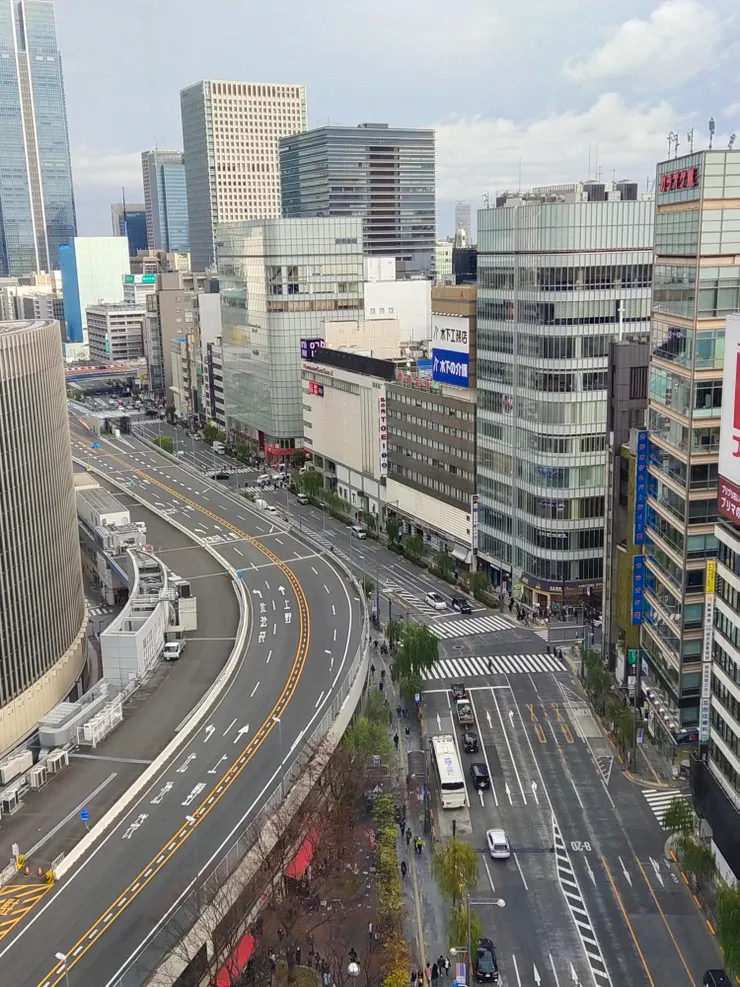 能看到高架橋與大樓