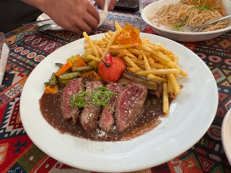 超嫩牛排，但可能有點辣，最後是大人解決