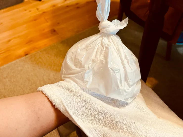 住在下雪的地方，房門一打開就有挖不完的雪，用兩層塑膠袋裝雪冰敷。我覺得冰敷用雪比冰塊舒適，而且雪比較好針對扭傷處的角度塑型。記得墊一條毛巾避免凍傷。