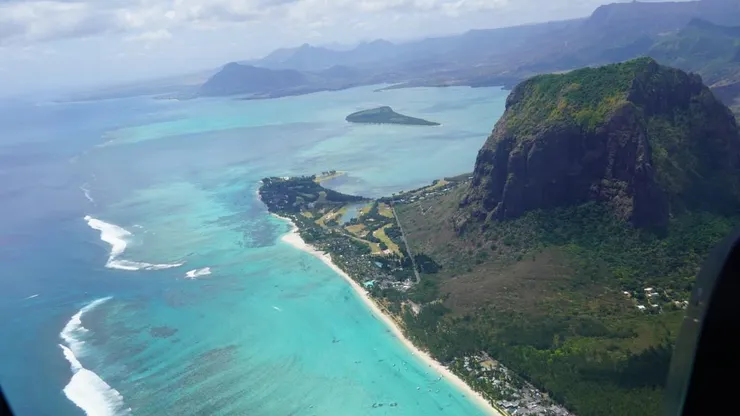 追求自由的馬龍人永眠在湛藍的天堂