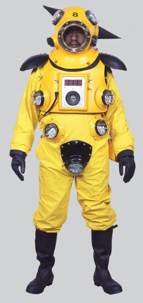 穿著輻射防護衣的矢延憲司/照片來源:ハンケイ京都新聞