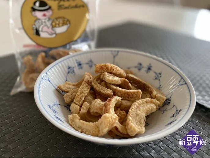 丹麥豬油粕深獲市井小民歡迎，現炸或食品包裝，原味、辣味皆齊全