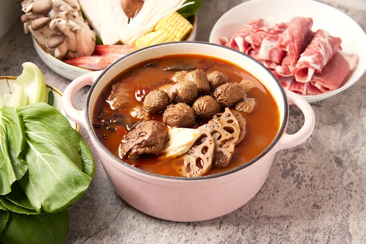 圖說：愛雅辣呦經典麻辣鍋採秘製18種香料及植物油熬製，以及天然食材製成的素食鍋料！《勸世三姐妹》演員遠赴美國百老匯表演也帶著愛雅辣呦的經典麻辣鍋走。（圖片來源：愛雅辣呦）