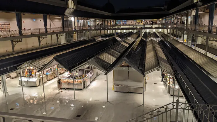 喝著紅酒逛街的市場