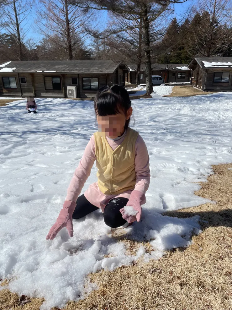 興奮的捏著雪球的爽爽