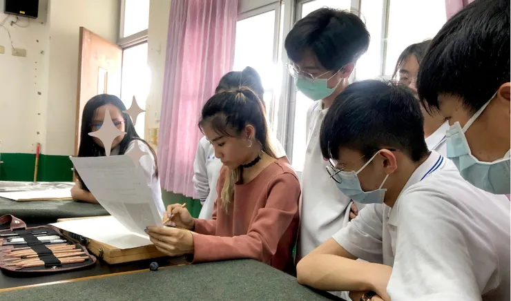 國中美術班授課側拍