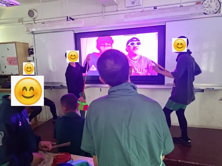 上課時間，同學們在台上唱歌