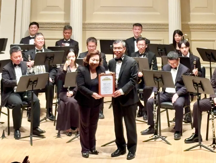 孟義超團長致贈感謝狀給前僑務委員方秀蓉老師