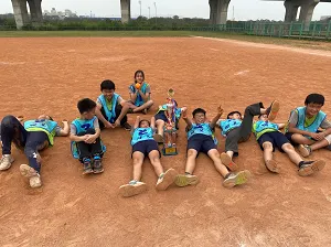 田美國小樂樂棒球隊躺在球場上擁抱冠軍盃