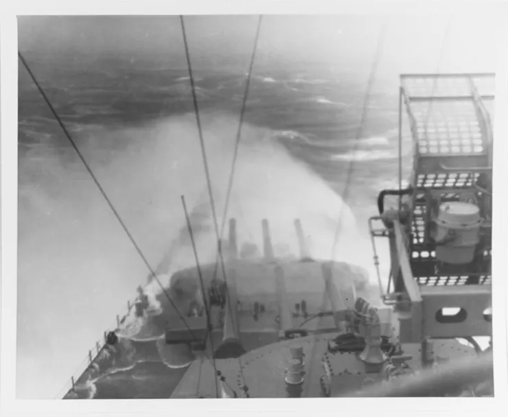 6月5日，印第安納號遇上颶風來襲，海面波濤洶湧