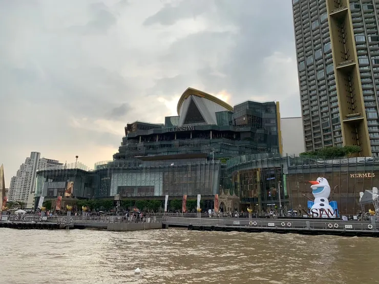 Iconsiam建築物外牆形狀不規則最上層看起來像是一艘船頭。