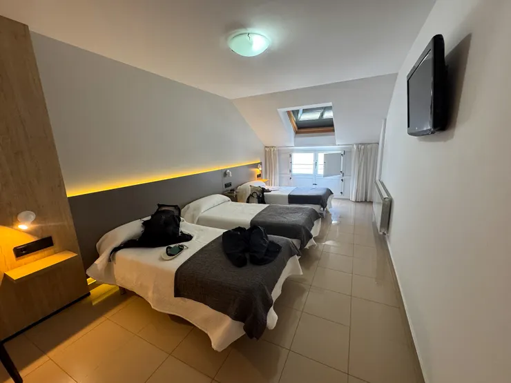 簡單乾淨的三人房，沒有冷氣。西班牙晚上9點天開始漸黑，入夜後會變冷。