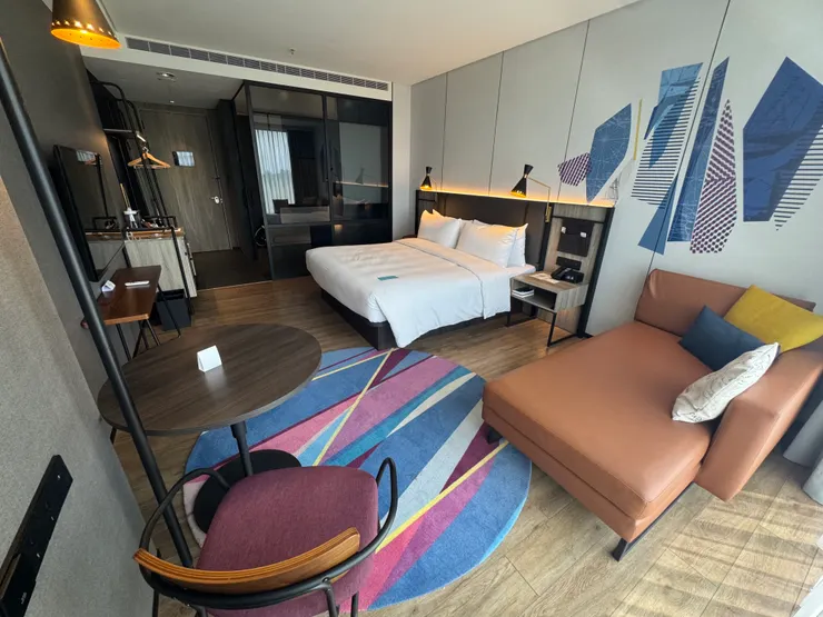 這次住的樓層低，窗外都是樹就沒什麼好拍的了