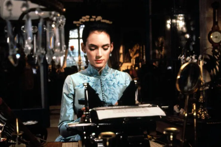 米娜在故事前期仍是典型的維多利亞時代女性，拘謹溫婉（取自IMDb）