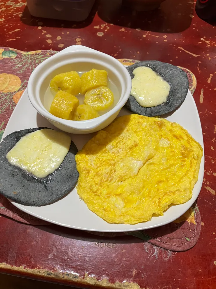 瓜地馬拉早餐，煎蛋、玉米餅、煮香蕉