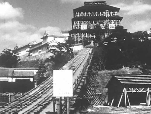 為了把舊心柱搬出天守閣而架的大樓梯/照片來源:鹿島建設官網 https://www.kajima.co.jp/gallery/kiseki/kiseki24/index-j.html