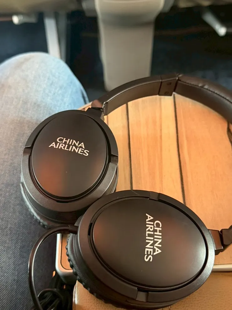 華航豪經艙配備的降噪耳機，乘客反應佩戴舒適、質感佳。圖/葉佳欣拍攝