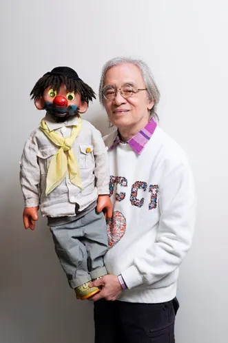 （圖說：腹語表演藝術家鄧志鴻很喜歡找劉俠聊天，同度談書論藝好時光。)