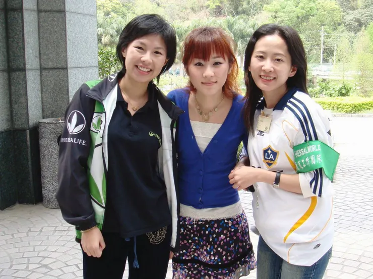 左邊是灰媽媽、中間是琪瑋、右邊是我(攝於2027年)