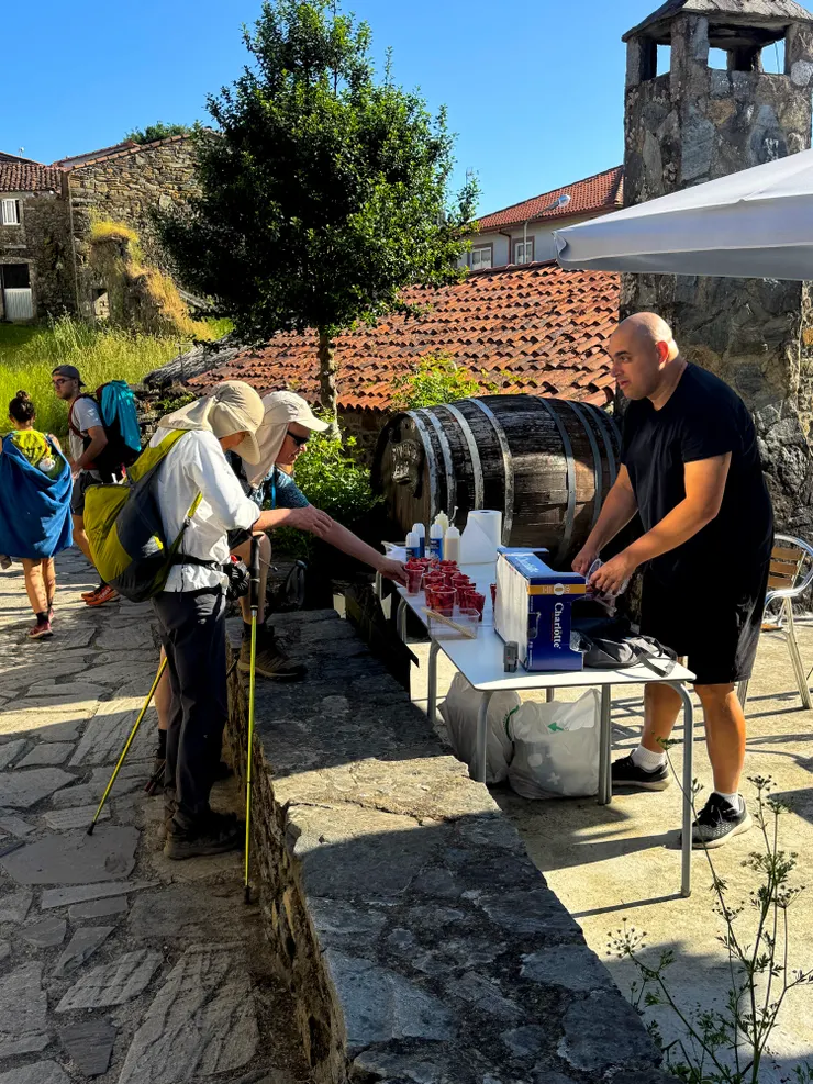 賣草莓的攤販生意很好