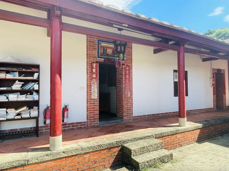 右廂房。