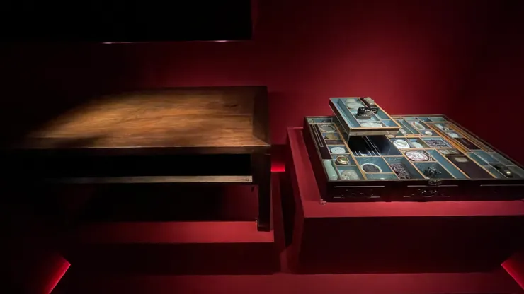 外出楠木摺疊百什件桌，清乾隆，故宮收藏。 聽說乾隆超愛百什件，收藏豐富。果然皇帝就是任性啊，喜歡的玩具可以無限買。黃愛咩聽了輕飄飄丟了一句，乾隆就是敗家。