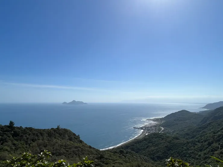 制高點的美景: 龜山島、藍天、大海、漁港