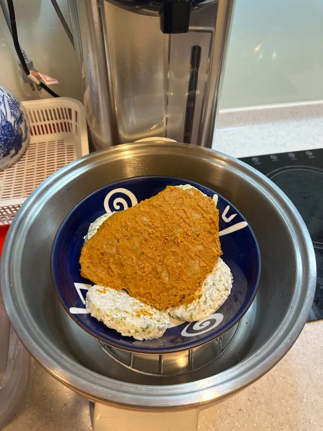 (印度奶油咖哩雞搭配綠花椰米餅)