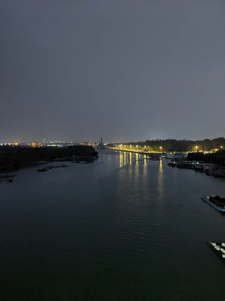 就這樣夜幕低垂，走在漁光橋上欣賞夜景