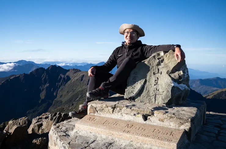 從婆羅洲高地雨林回國隔天馬上衝到高山寒原氣候帶的玉山主峰頂，實在太拼啦～就用玉山頂的照片和大家推薦這雙直得一試的好鞋囉～