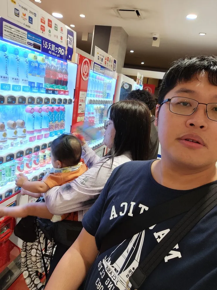 陪媽咪挑飲料的珍豬😆