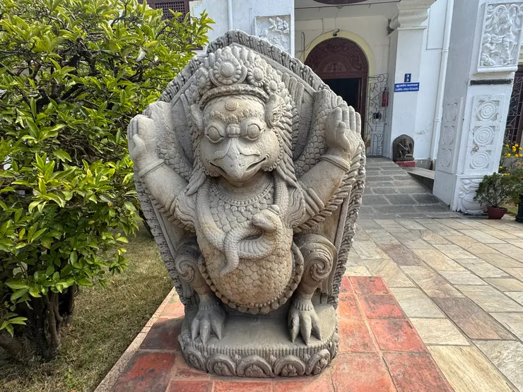 建築門口的石雕。這是大鵬金翅鳥，為毗濕奴的坐騎。