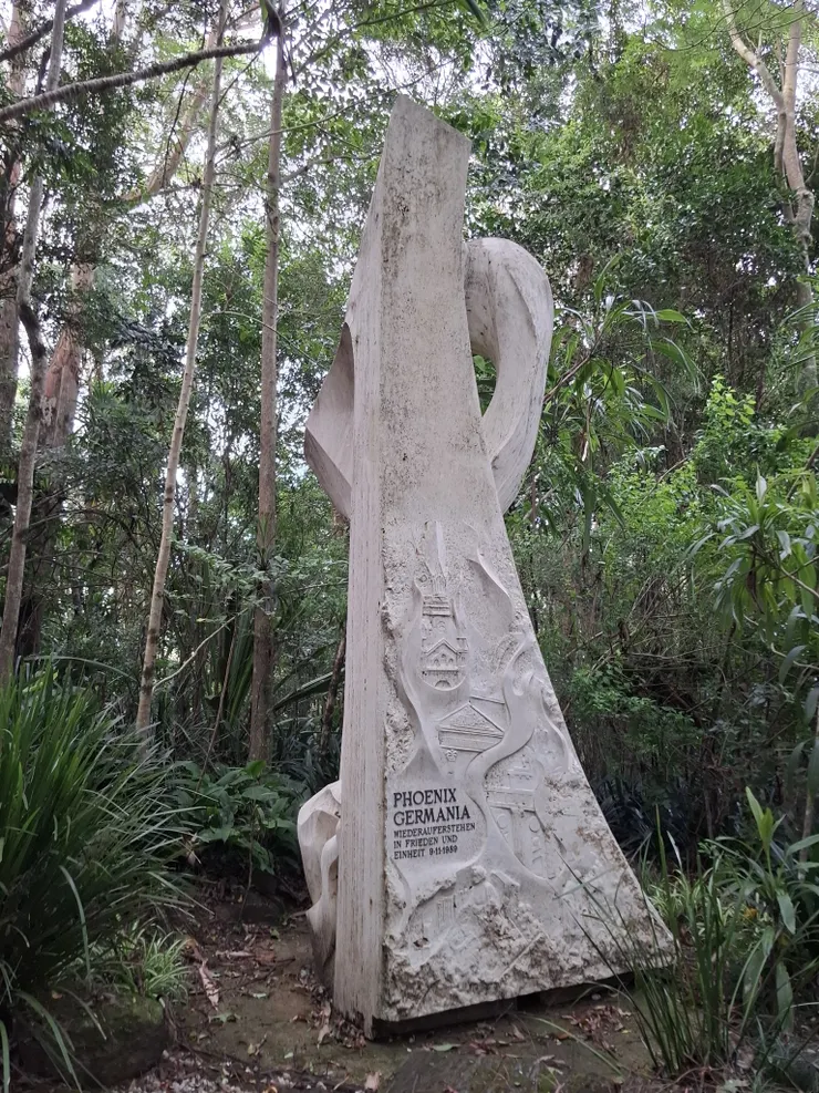 花園名源於這座慶祝東西德合併的雕塑。德文寫著：「日耳曼鳳凰——在和平與統一中重生 1989年11月9日」