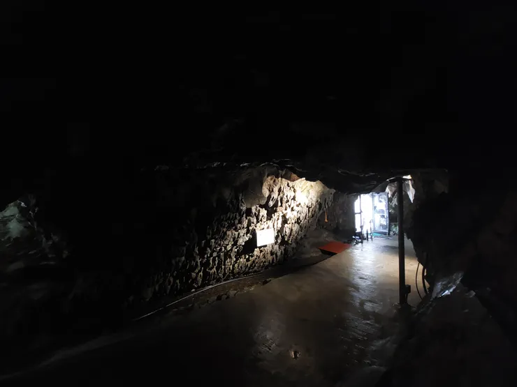 從裡面向洞口拍的樣子