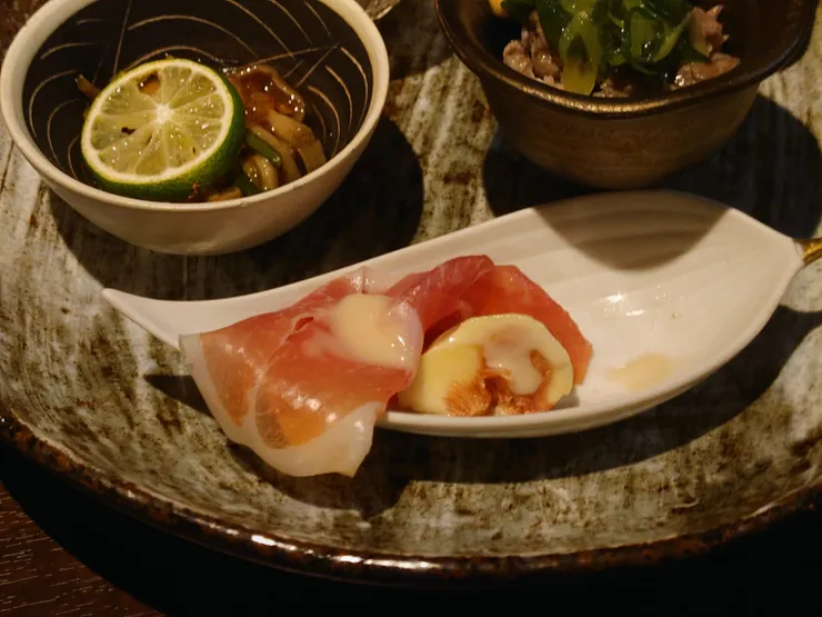 極有意思的前菜，本地生火腿/無花果/麻油煉乳