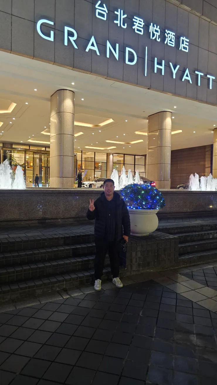 晚上的台北君悅酒店大門口!