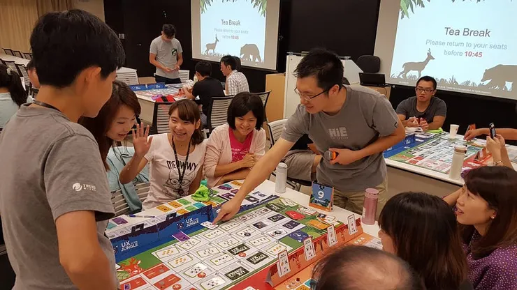 設計師 Der-Jeng Lin 於趨勢科技員工教育訓練課程中引導學員進行遊戲