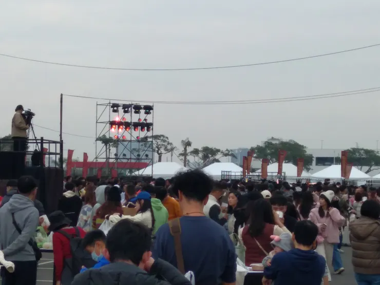 現場。 人滿滿。排隊長龍。不誇張，真的排得很長。