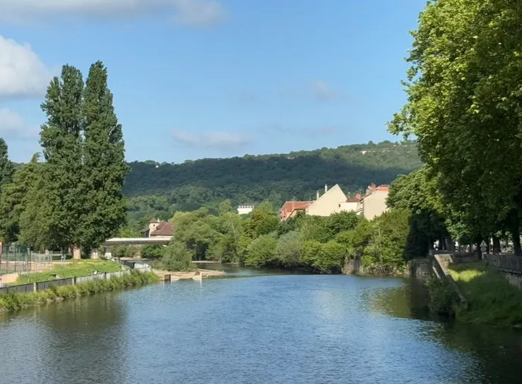 天氣晴朗的日子,在河邊散步,是一件非常舒服的事情
