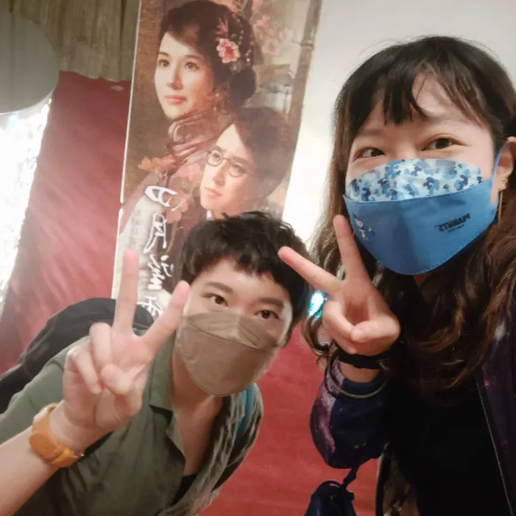 主辦單位提供觀眾拍照的看板太多人排隊了，群聚太可怕，看到立在旁邊的小看板有點冷清，趕緊拉音樂劇小分隊的amiga拍照留念一下