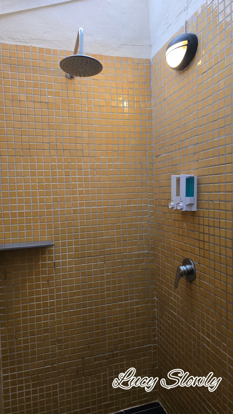 海濱小屋雙人房浴室，照片是白天拍的，這裡到了晚上燈光會蠻暗。