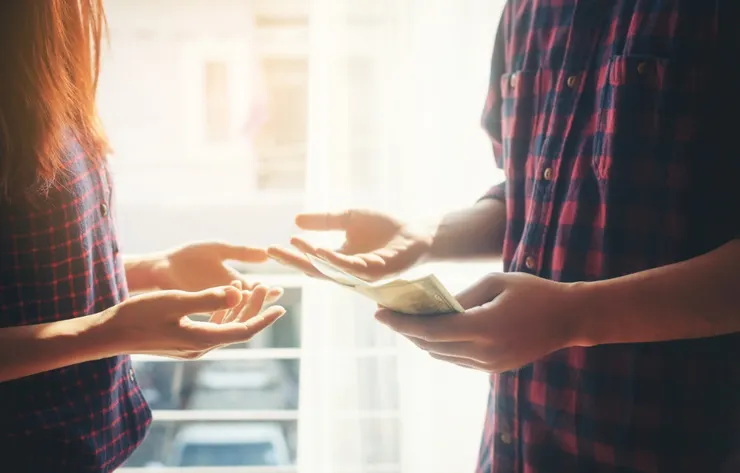 軟飯男會用各種理由藉口來借錢，好像妳欠他似的。圖/123RF圖庫