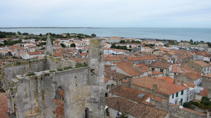 白牆紅瓦的小鎮建築