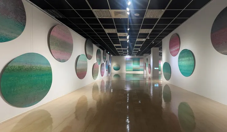積吶虹光，〈青天白日滿地「虹」圓園〉，壓克力顏料。 