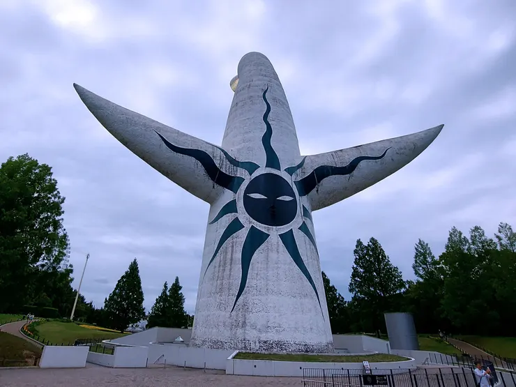 背面的象徵過去「黑太陽」