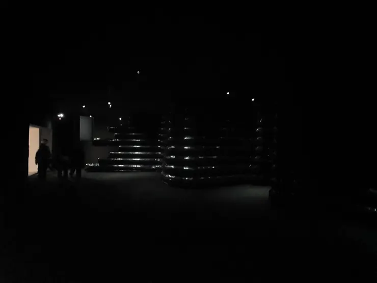 巨大管線蟄伏黑暗之中，材質與顏色帶有冰冷荒涼感，黑暗則是帶來恐懼。門口是最明亮的光線來源。